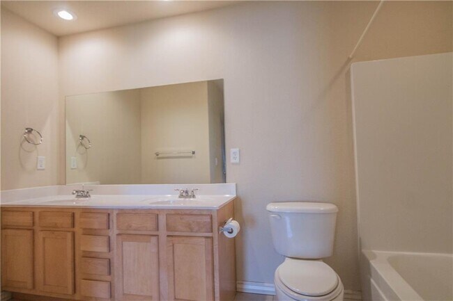 Building Photo - 931 Kensington Dr