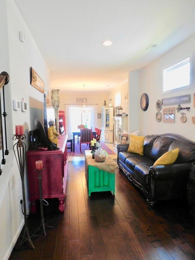 Building Photo - CUTE 4 BEDROOM AVAILABLE NOW