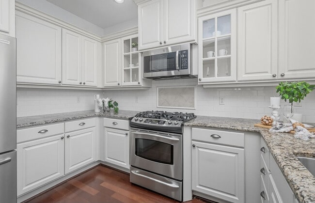 Building Photo - 619 SW Foresta Ter