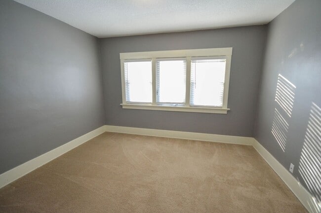 Building Photo - Lovely home in the heart of Kutzky Park!