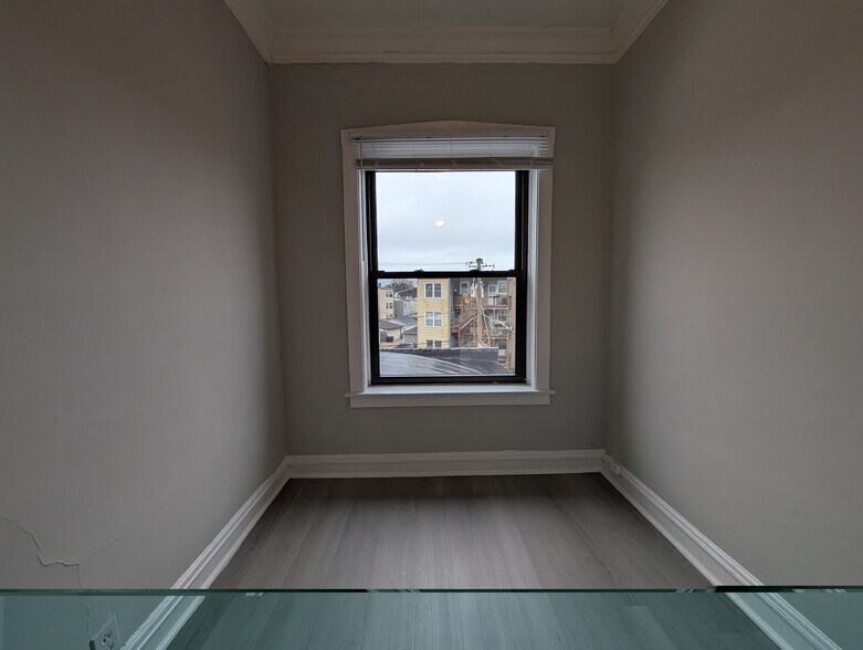 Building Photo - 2234 W Wilson Ave