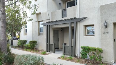 Building Photo - 3 bedrooms 3 bathrooms townhome FOR RENT i...