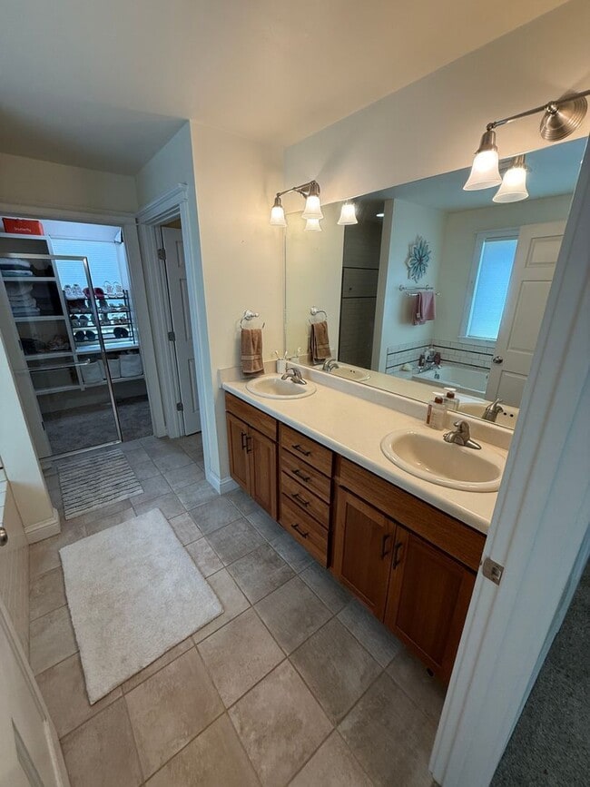 Building Photo - 3 Bed 2 Bath Large Beautiful Home
