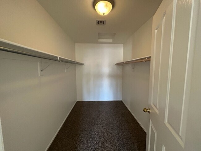 Building Photo - 3 Bed Townhome For Rent in Henderson!