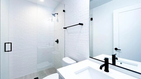 Building Photo - 1336 W Bryn Mawr Ave