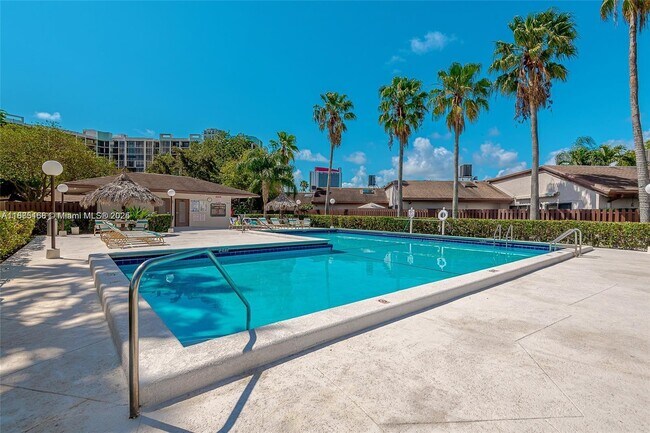 Building Photo - 2753 Parkview Dr S