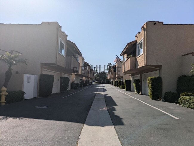 Building Photo - Beautiful 3Bd 2.5Ba Costa Mesa Townhome