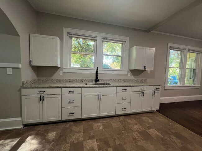 Building Photo - Move-in Ready!