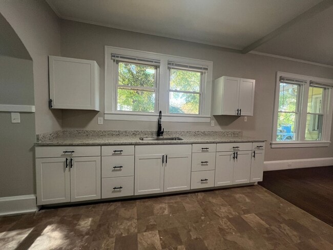 Building Photo - **MOVE-IN Special $500 off the 1st full month's rent with lease signed by 12/10/25**