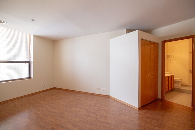 Building Photo - 910 S Michigan Ave