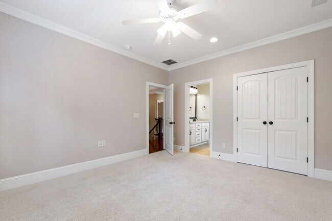 Building Photo - Elegant 5-Bedroom Residence with Luxurious...