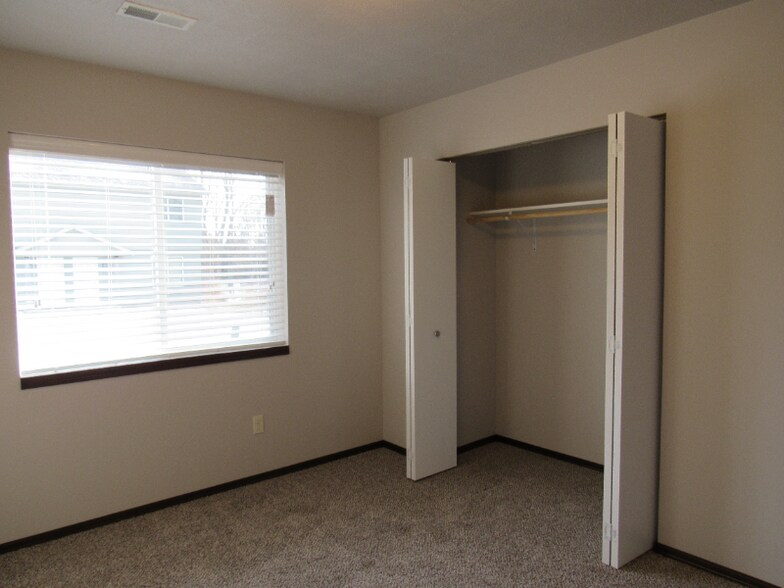 Building Photo - 325 Jerry Pl