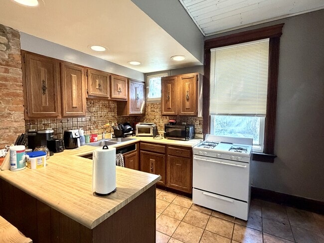 Building Photo - 2242 Victor St