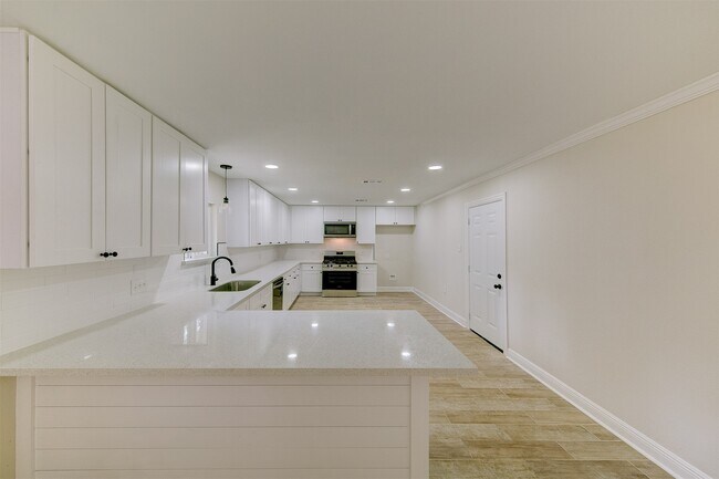 Building Photo - 8826 Robindell Dr