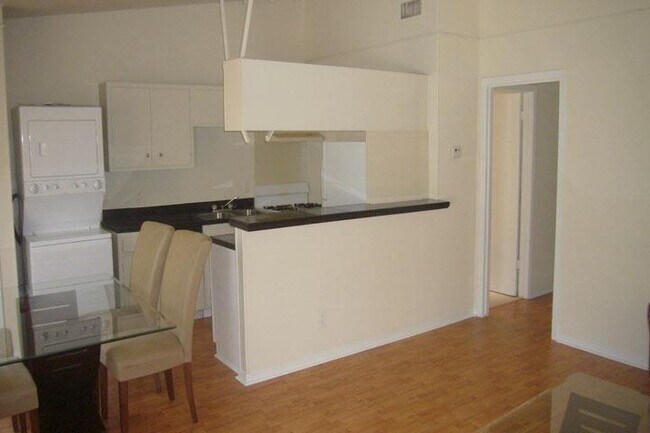Building Photo - 608 W 51st St