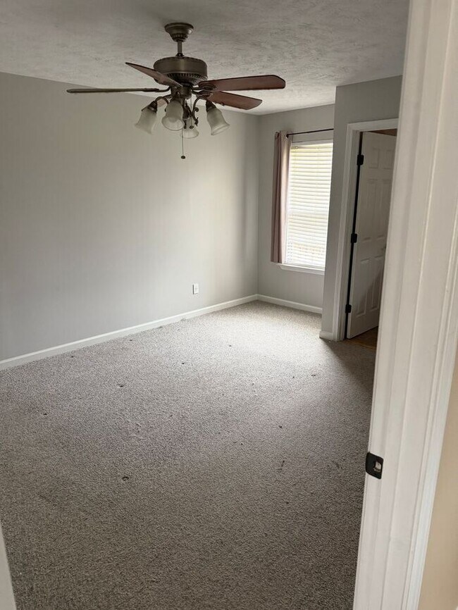 Building Photo - Maintenance Free Living 3 Bed/2.5 Bath