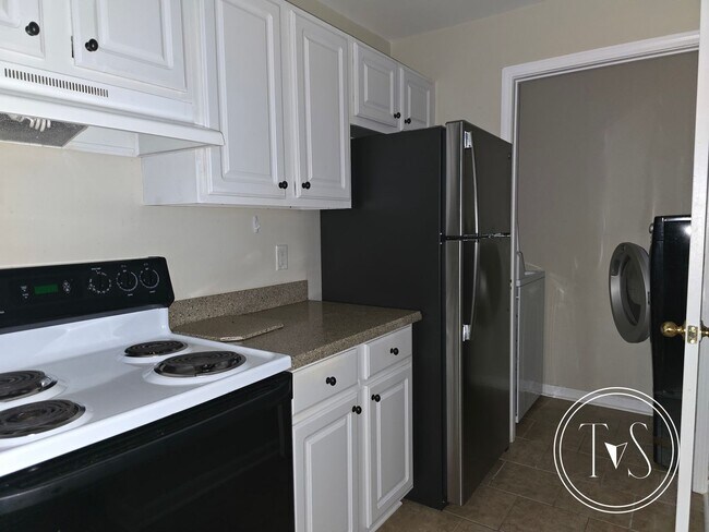 Building Photo - RATE DROP ALERT (was $2300/month)!