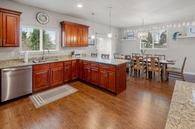 Building Photo - Central Tacoma home - 3 bedroom 2.5 bathroom with 2 Car garage and nice yard - Available May 2026.