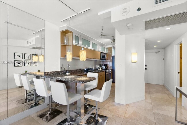 Building Photo - 100 Lincoln Rd