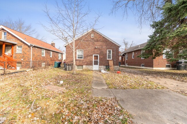 Building Photo - Jump on this Deal! 2 bedroom 1 bath Near N...