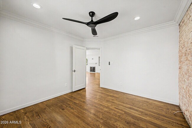 Building Photo - 521 W Mariposa St