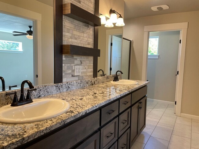 Building Photo - Gorgeous 4 Bedroom 2.5 Bath Home-A Must Se...