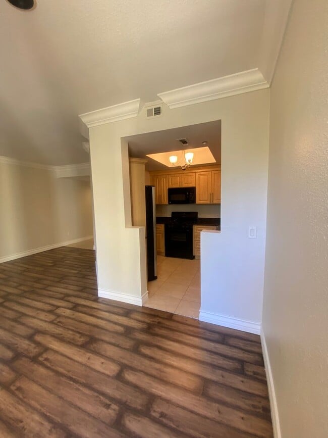 Building Photo - Gorgeous unfurnished 1 bedroom at the fabulous Meridian