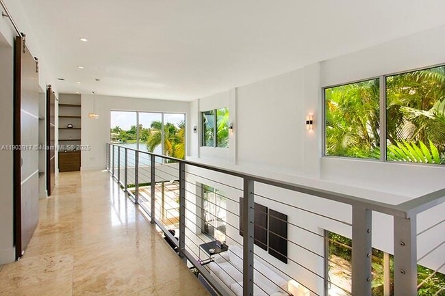 Building Photo - 405 E San Marino Dr