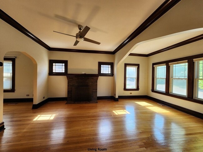 Building Photo - 335 W Palatine Rd