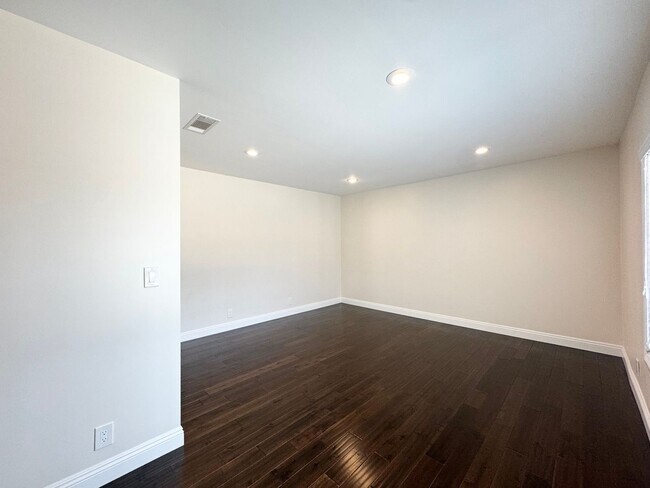 Building Photo - Beautiful 4 Bedroom 3.5 Bathroom Home in t...