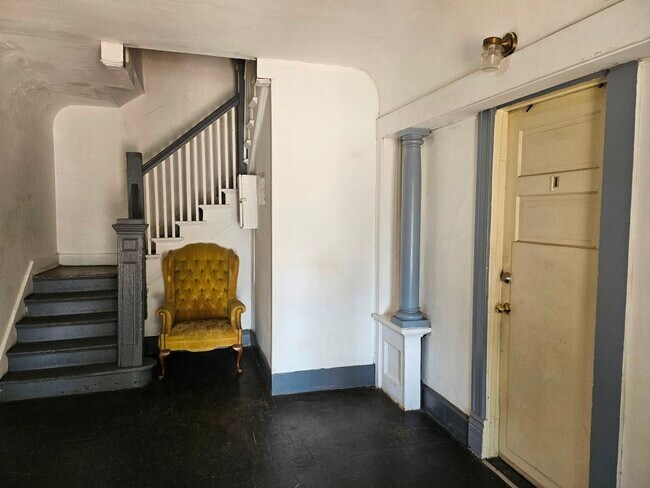 Building Photo - 2637 S Catalina St