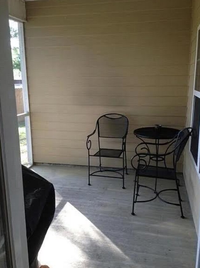 Building Photo - Spacious 4BR Home with Fireplace, Screened Porch & Privacy-Fenced Yard