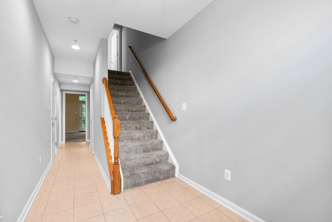 Building Photo - 3 Bedroom 3.5 Bathroom - Wheaton Townhouse...