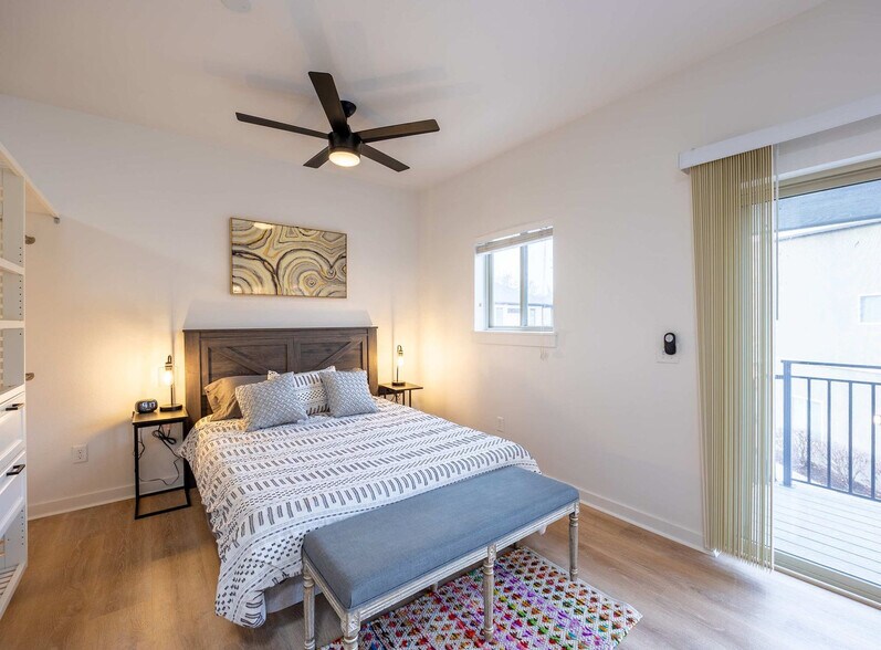 Building Photo - 512 SW B St