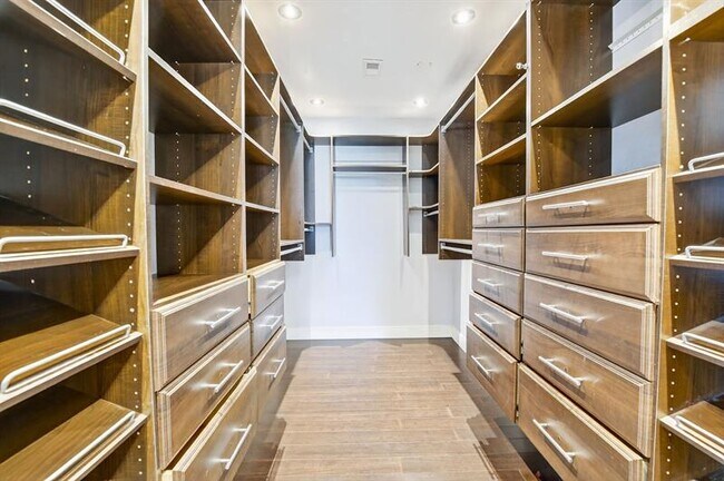 Building Photo - 2740 NE 34th St