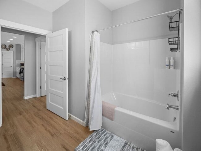 Building Photo - Fully Furnished Luxury 3-Bed, 2-Bath Home ...