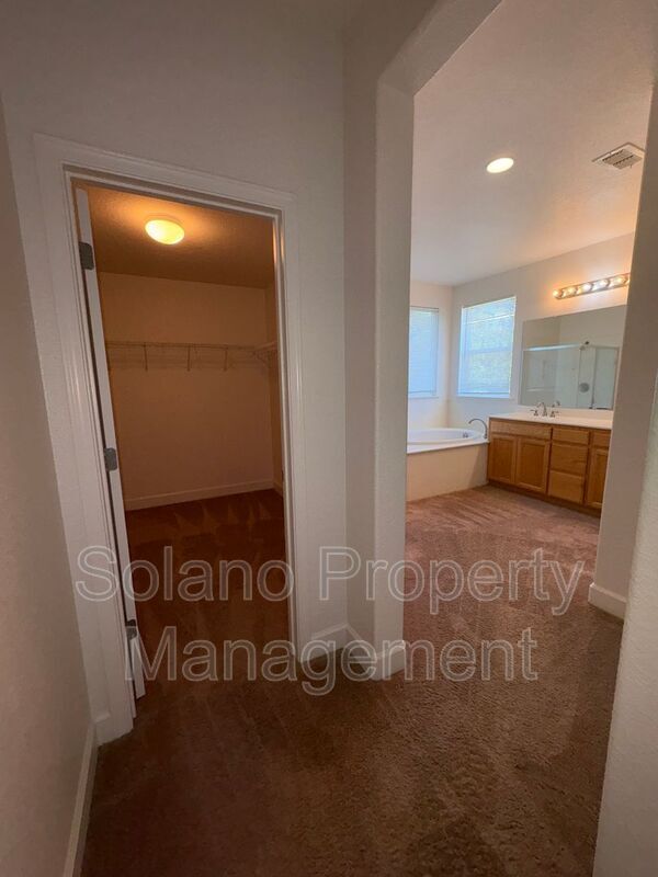 Building Photo - 100 Mt Adams Cir