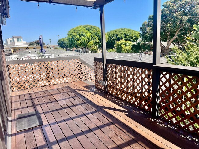 Building Photo - Bright 1.5 bed / 1 bath upstairs apartment...