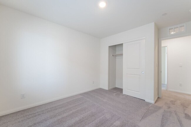 Building Photo - Brand-new 4-bedroom home located in the desirable Cadence master-planned community!