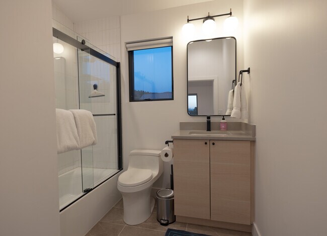 Full Bathroom - 425 Mail Cabin Dr