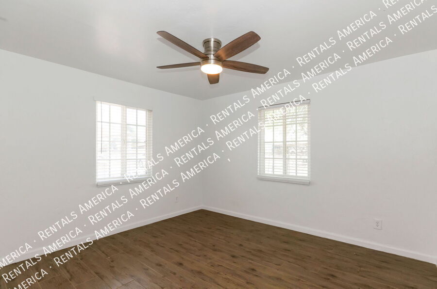 Building Photo - 525 E Linden St