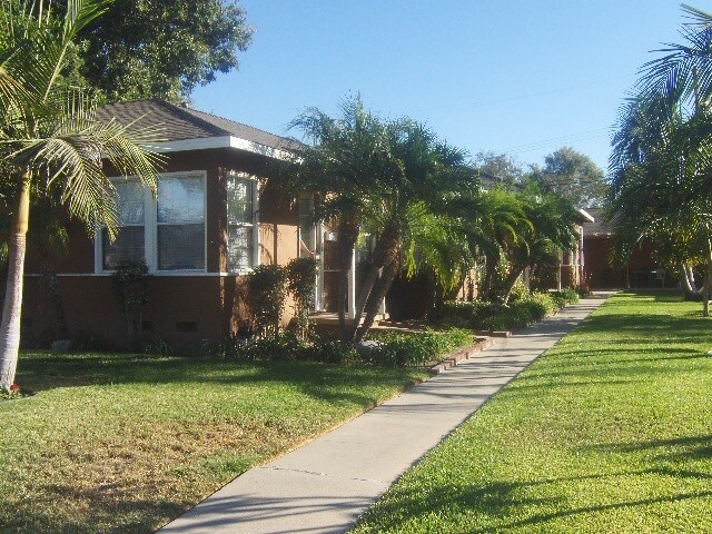 Building Photo - 1912-1922 W Valencia Dr