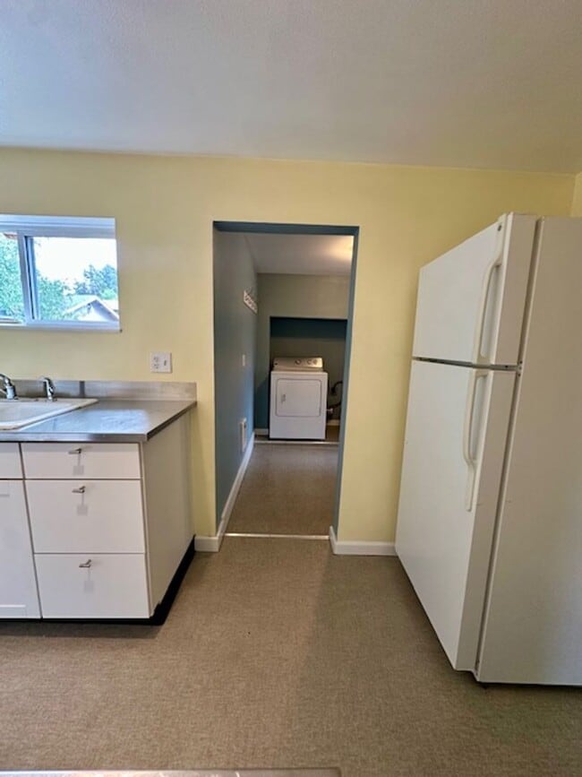 Building Photo - Great one bedroom unit in mid-town!  A must see!