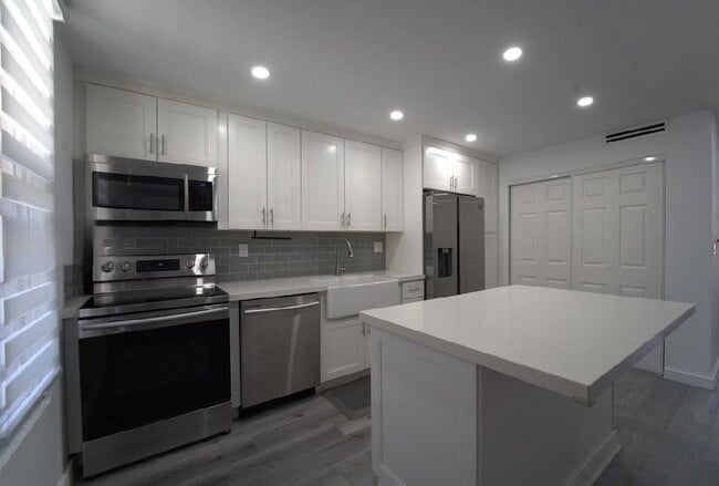 Building Photo - 14145 Kendale Lakes Cir