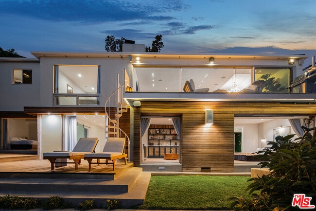 Building Photo - 7924 Hillside Ave