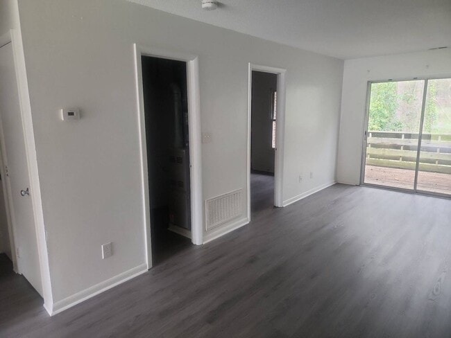 Building Photo - 2 Bedroom 2 Bathroom Duplex