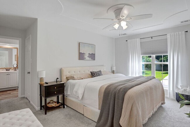 Building Photo - 3 bedroom 2.5 bath with bonus room in Lega...