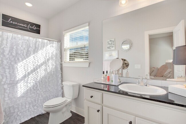 Building Photo - *$500 GIFT CARD With 12 Month Lease* Whith...