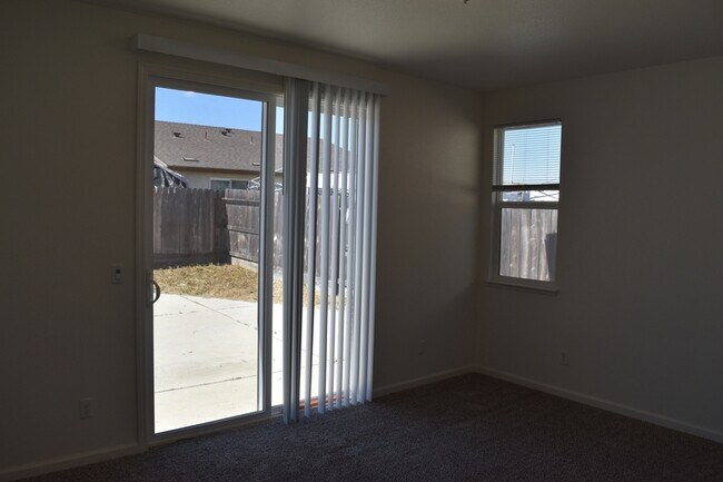 Building Photo - 4457 Jennifer Wy