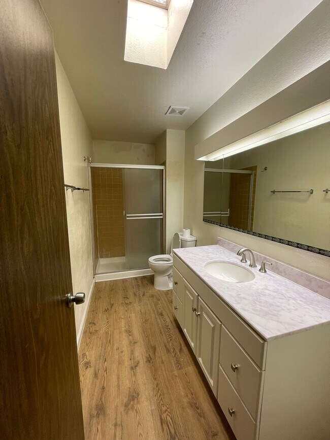 Building Photo - Updated 3 Bedroom Duplex in North Davis